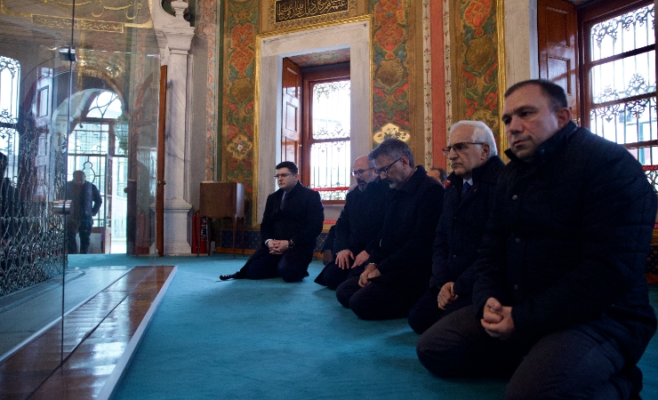 Rektörümüz Fatih Sultan Mehmet Han’ın Kabrini Ziyaret Etti